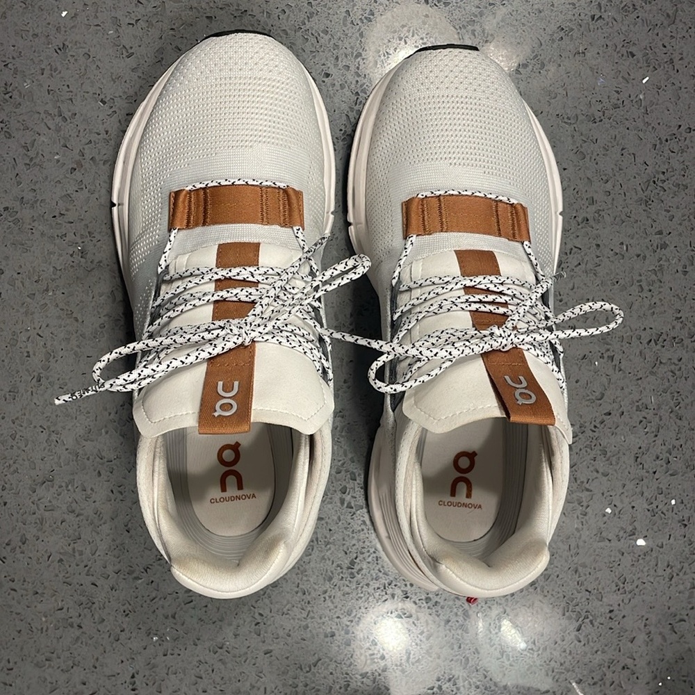On cloud womans 7.5 sneaker only wore 3 times to the gym.